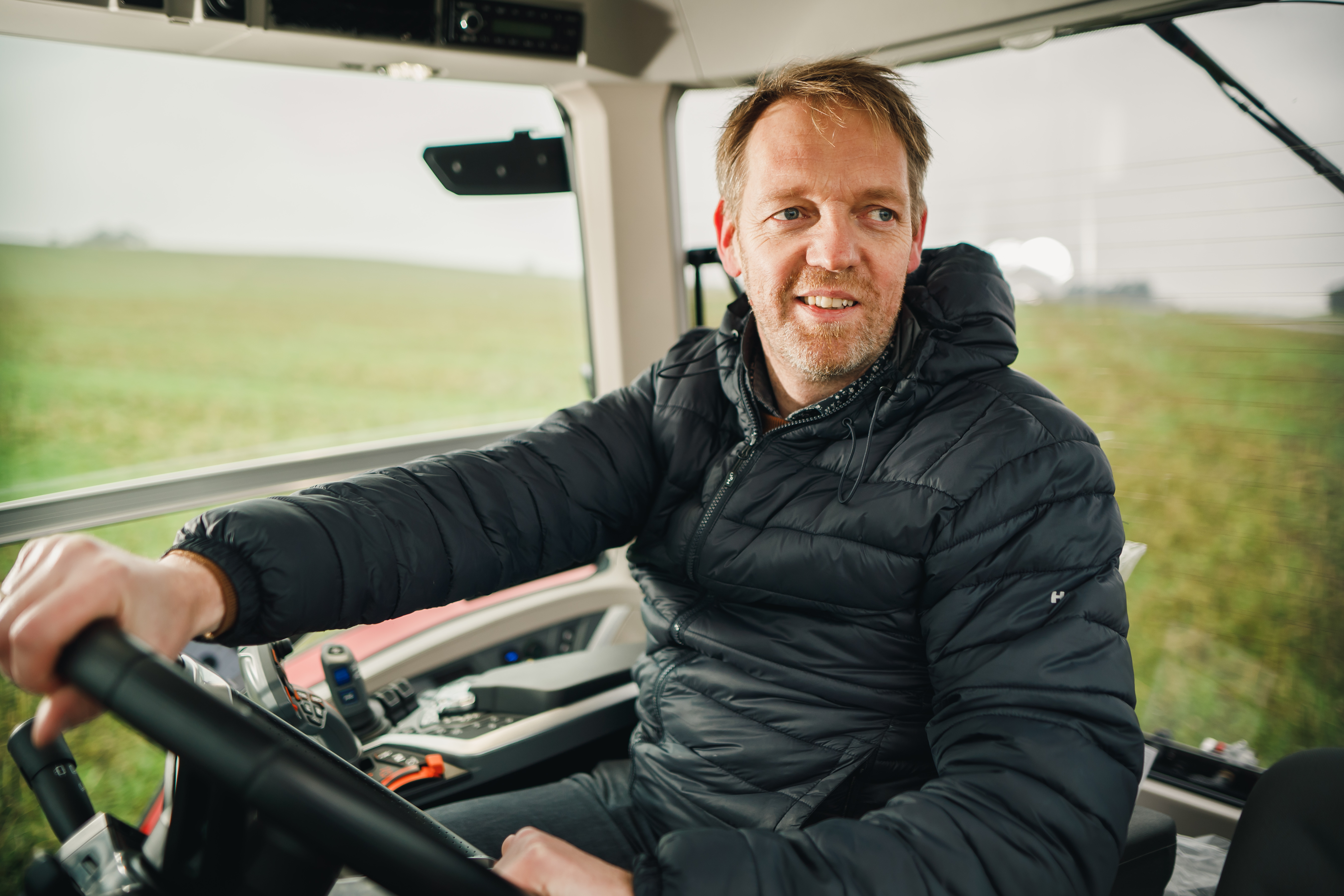 En mand er ude og køre traktor