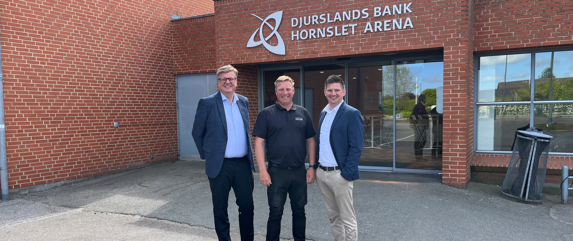 Områdedirektør Peter Bredal, centerleder Karsten Nissen og Finansrådgiver og souschef Jimmi Skov foran Djurslands Bank Hornslet Arena