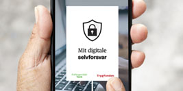 En hånd med en mobiltelefon. På mobiltelefonen er "Mit digitale selvforsvar" åbent. 