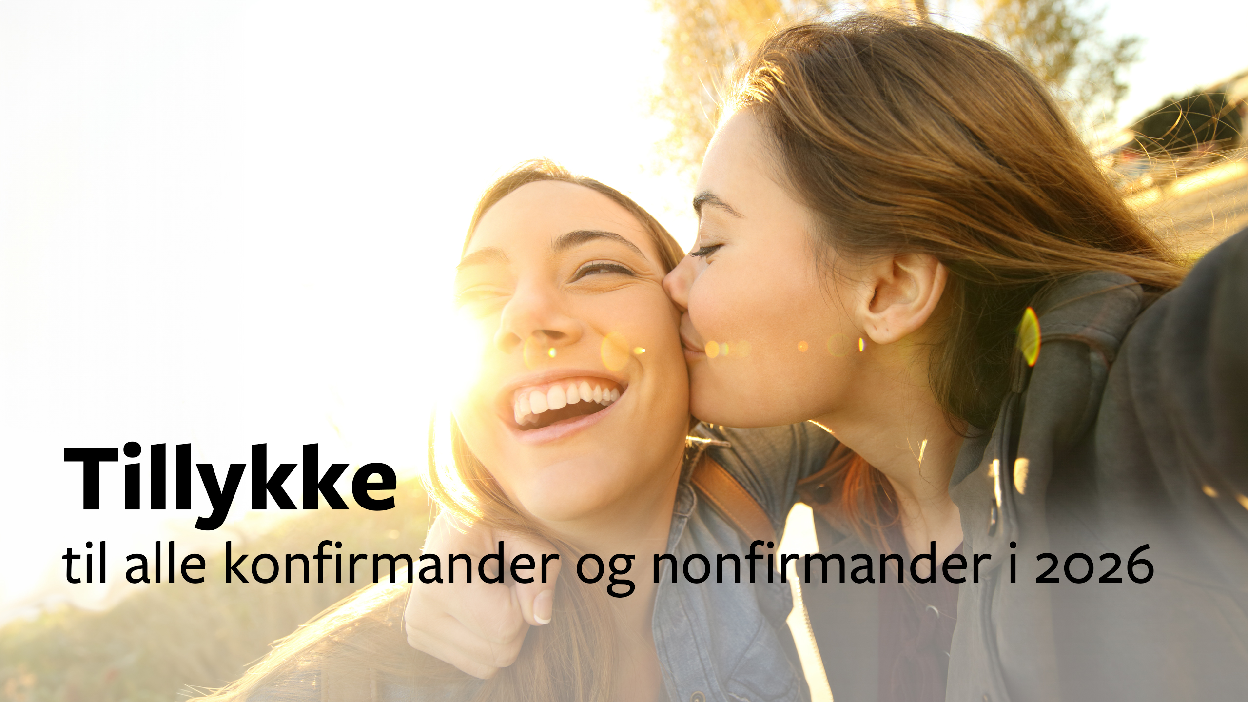 To unge piger hvoraf den ene smiler, imens den anden kysser hende på kinden med teksten: "Tillykke til alle konfirmander og nonfirmander i 2024"