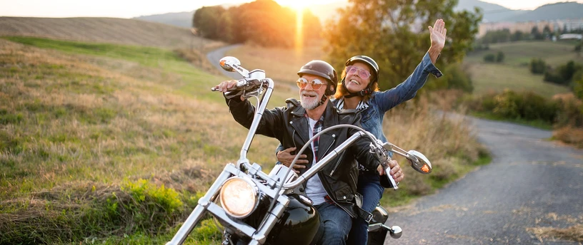 Ældre par på en motorcykel - nyder livet og pensionen