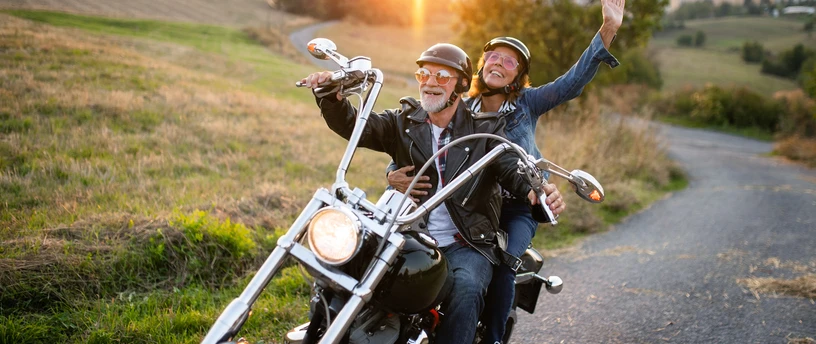 Ældre par på en motorcykel - nyder livet og pensionen