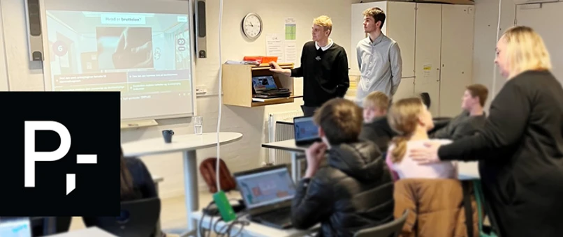 To UngBank rådgivere underviser unge mennesker i et klasselokale