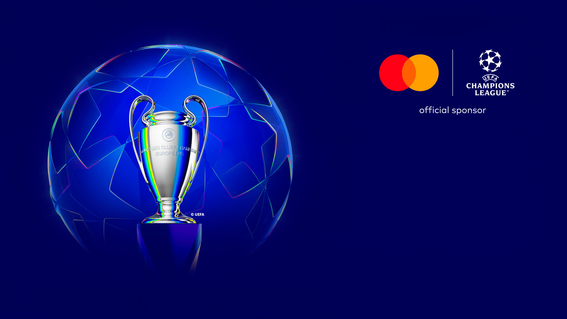 Pokal på mørkeblå baggrund og med Mastercard logo og Champions League logo i øverste højre hjørne