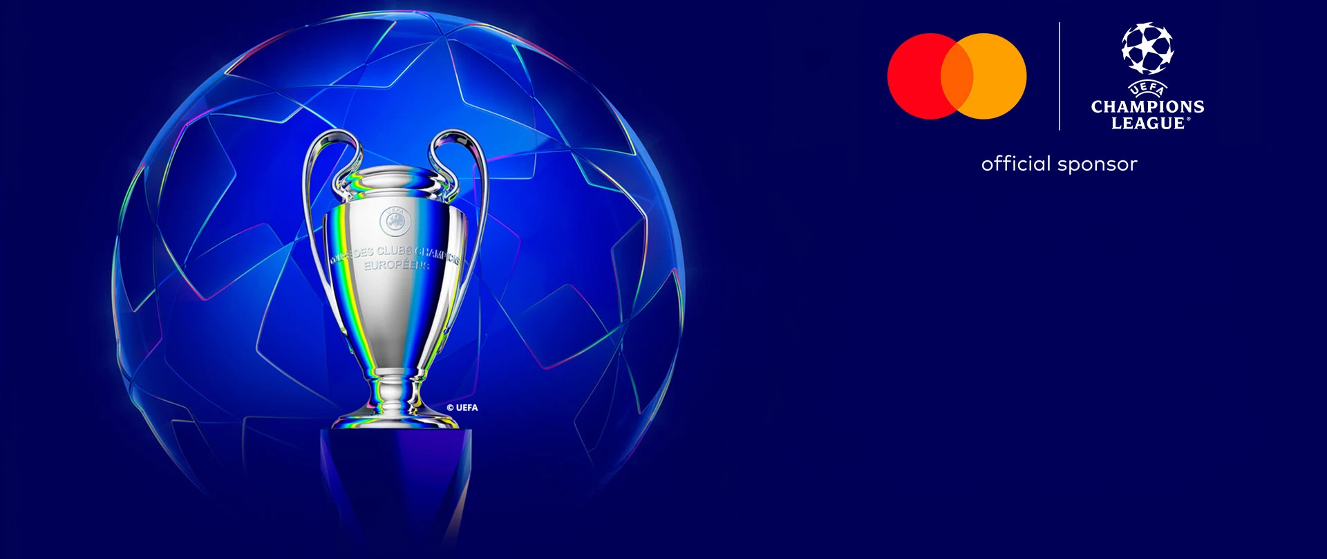 Pokal på mørkeblå baggrund og med Mastercard logo og Champions League logo i øverste højre hjørne