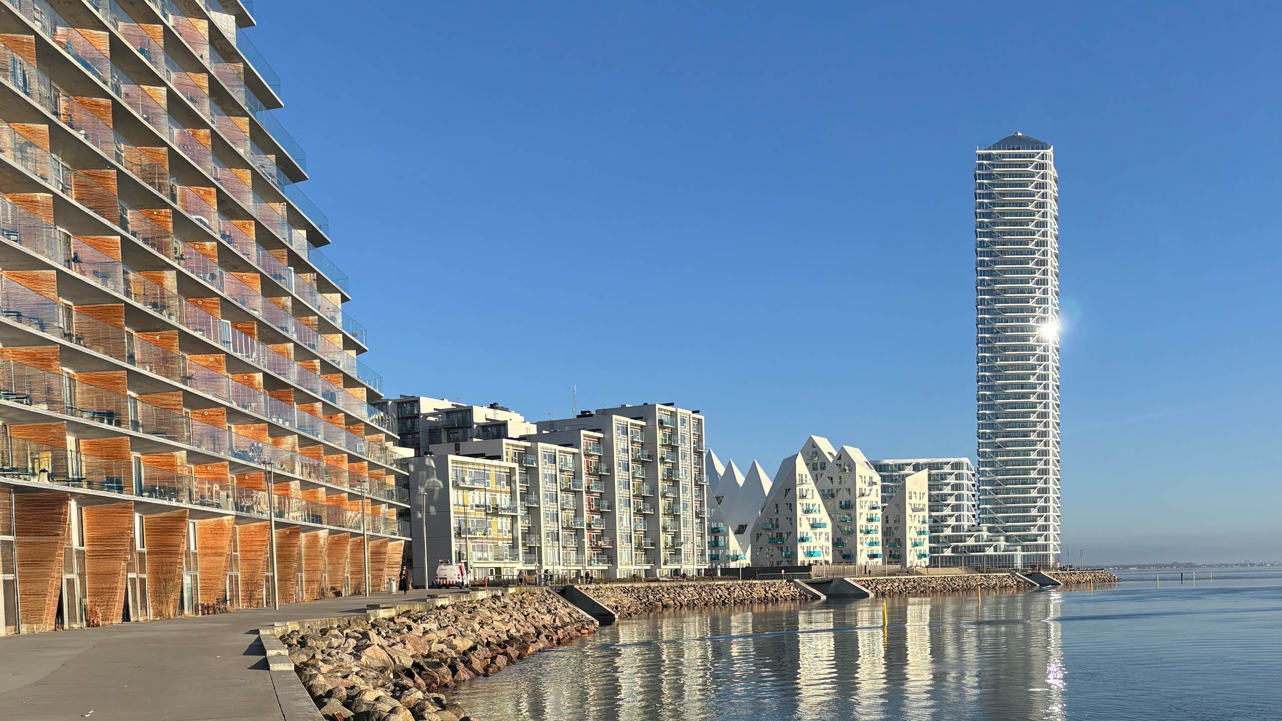 Udsigt over Aarhus Ø. I billedet ses blandt andet Isbjerget og Lighthouse - og til højre ses havet.