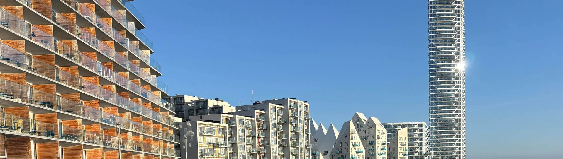 Udsigt over Aarhus Ø. I billedet ses blandt andet Isbjerget og Lighthouse - og til højre ses havet.
