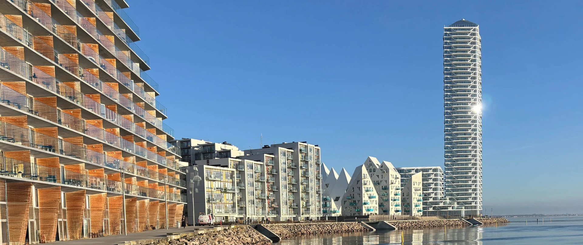 Udsigt over Aarhus Ø. I billedet ses blandt andet Isbjerget og Lighthouse - og til højre ses havet.