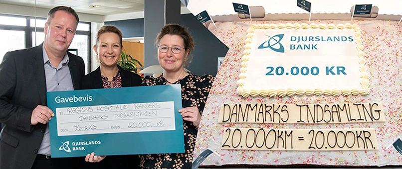Til venstre ses to djurslands Bank medarbejdere der giver et gavekort på 20.000 kr til Danmarks indsamling. Til højre i billedet ses en hindbærsnitte kagemand med teksten "Danmarks indsamling 20.000 km = 20.000 kr."