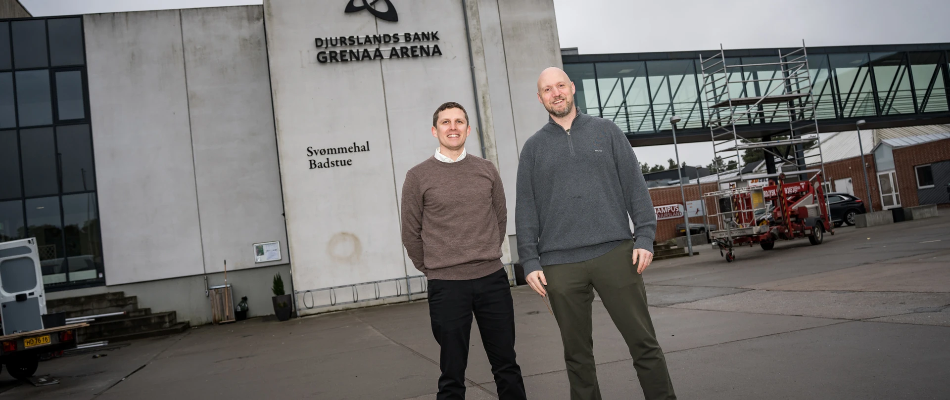 Filialdirektør Søren Mandrup Wellejus og centerchef Martin Bak foran Djurslands Bank Grenaa Arena
