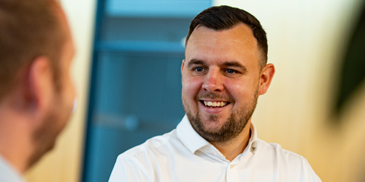 Smilende mandlig rådgiver.