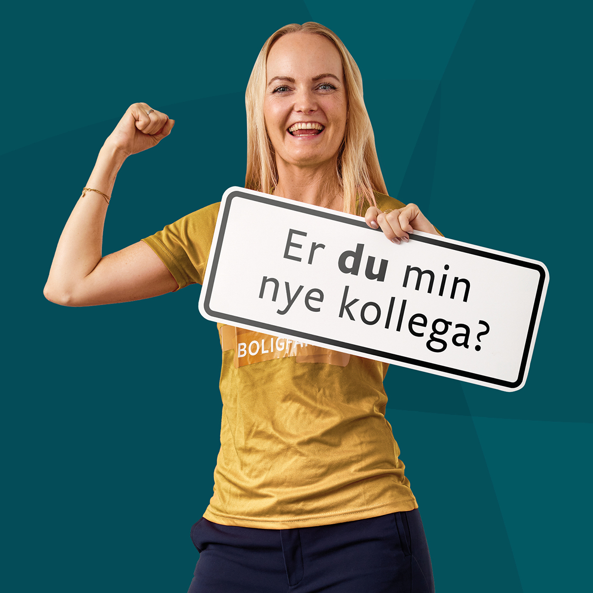 Jublende kvindelig rådgiver med skilt hvor der står; Er du min nye kollega?