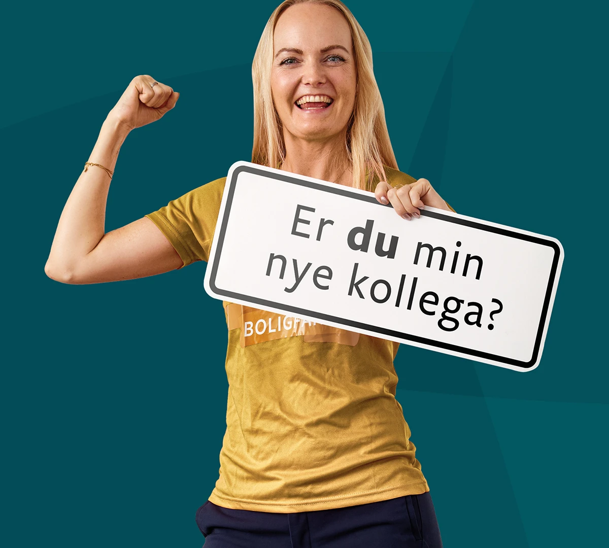 Jublende kvindelig rådgiver med skilt hvor der står; Er du min nye kollega?