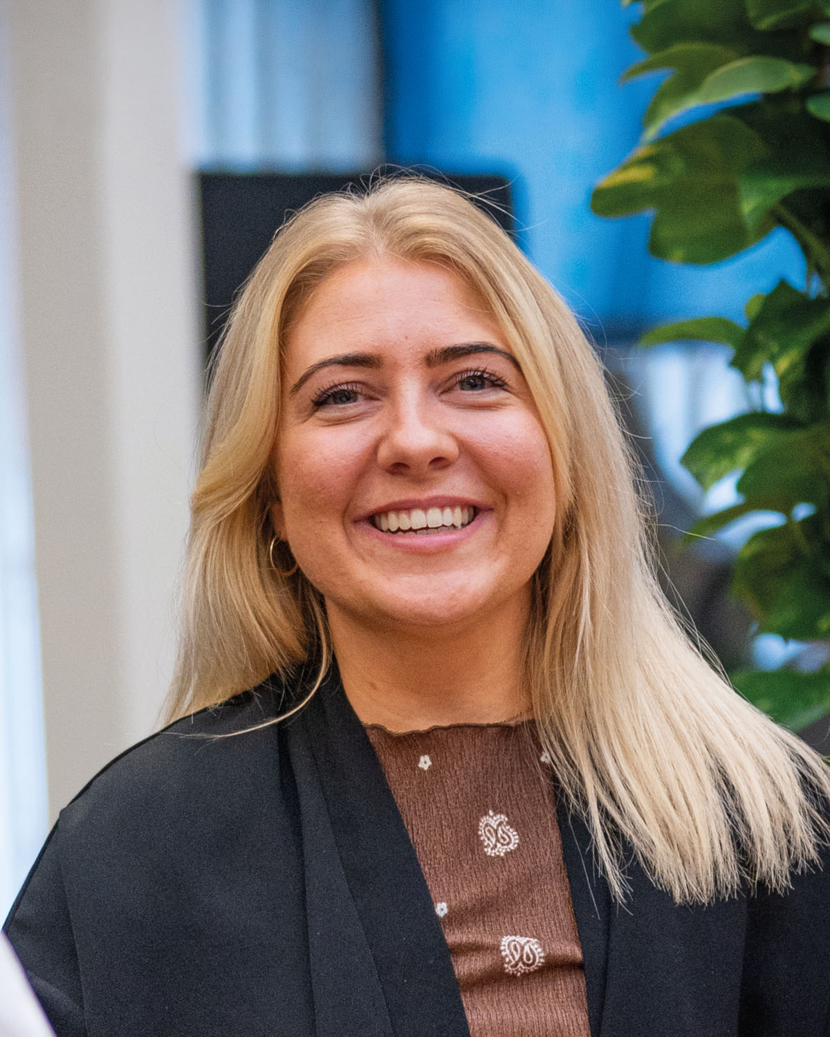Smilende kvindelig rådgiver med lyst hår