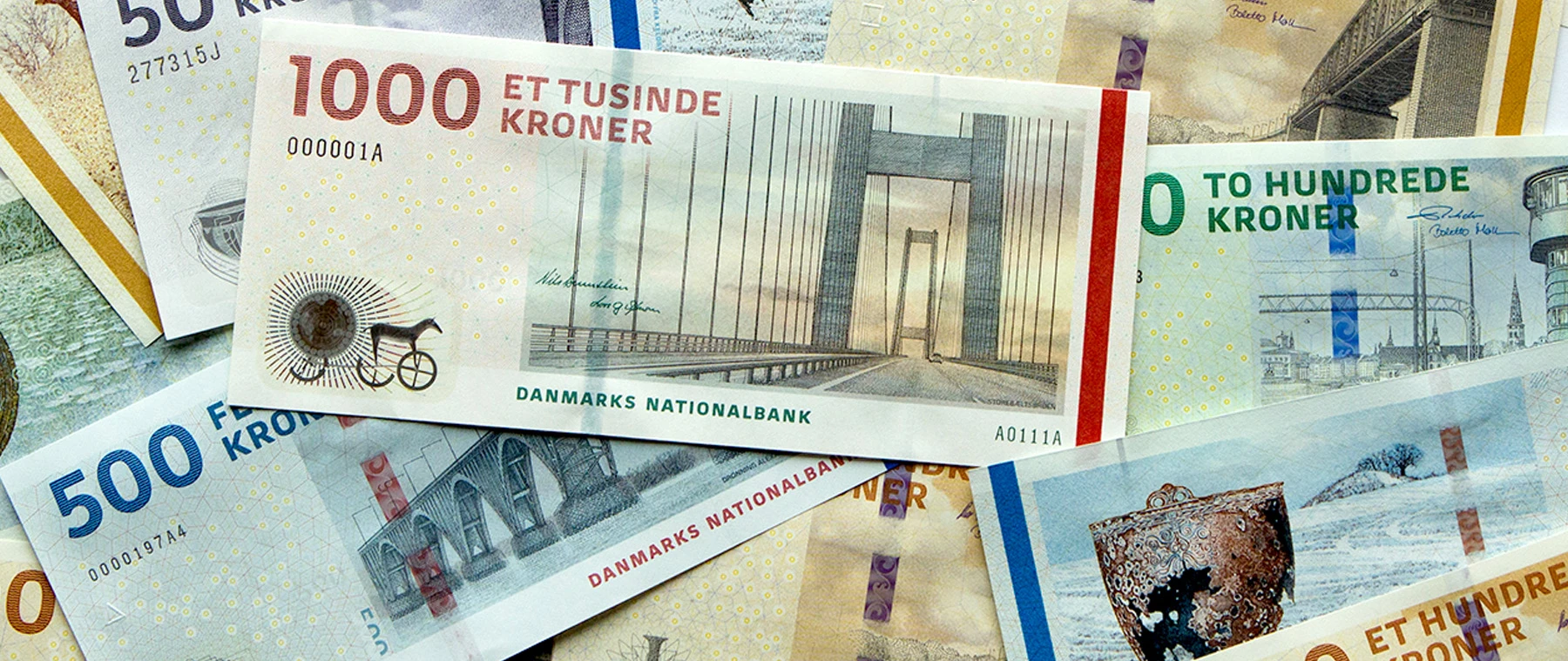 Danske pengesedler i en bunke med en 1000 kr. seddel øverst.