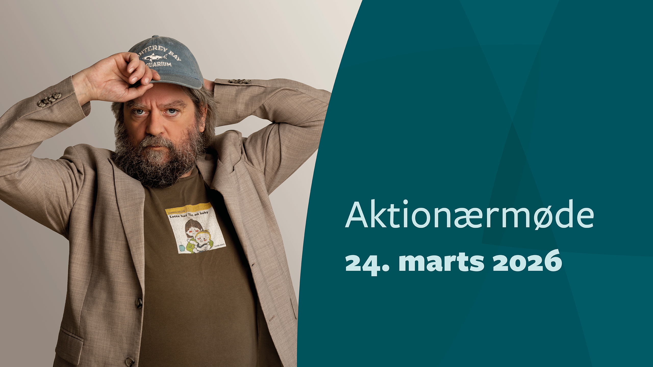 Billede af Anders Lund Madsen der tager en kasket på og teksten - Aktionærmøde 24. marts 2026