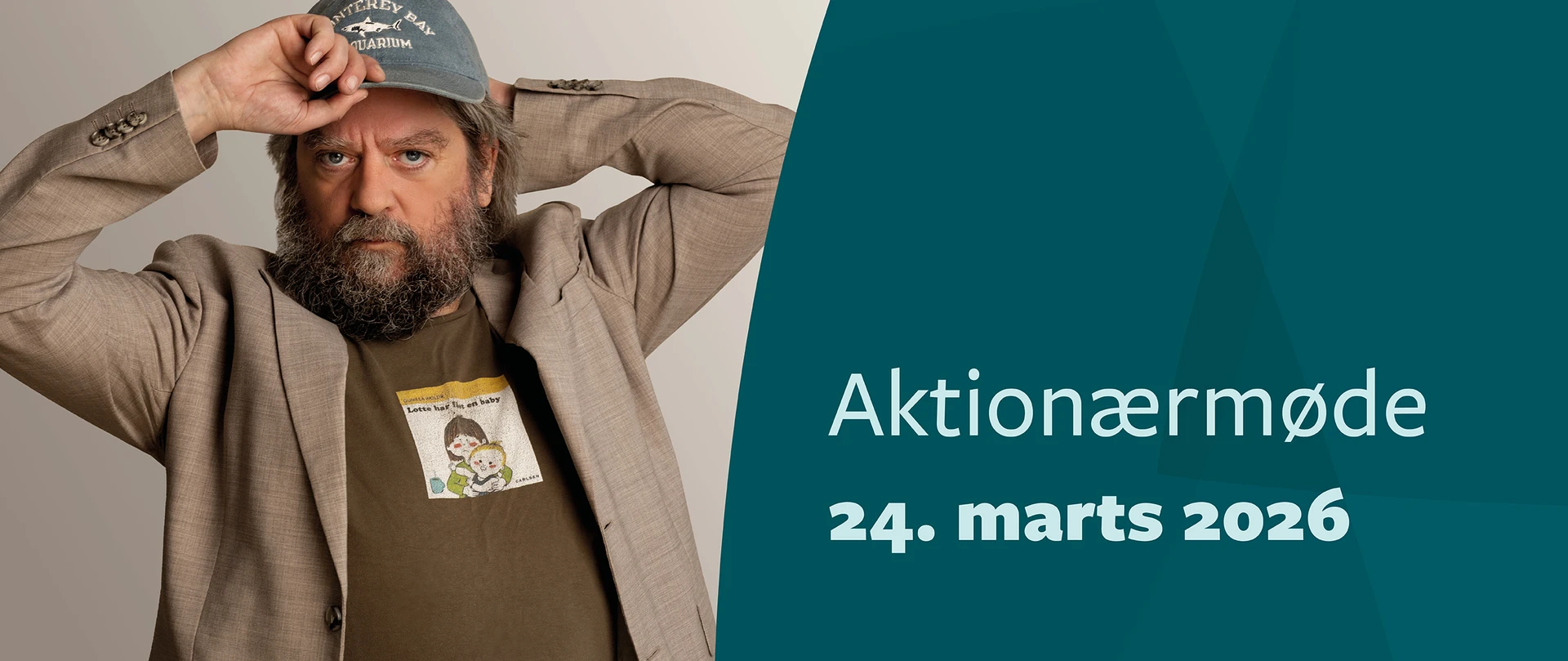 Billede af Anders Lund Madsen der tager en kasket på og teksten - Aktionærmøde 24. marts 2026