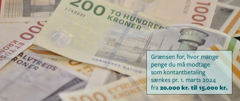 Pengebunke af danske sedler med teksten: "Grænsen for, hvor mange penge du må modtage som kontantbetaling sænkes pr. 1. marts 2024 fra 20.000 kr. til 15.000 kr."