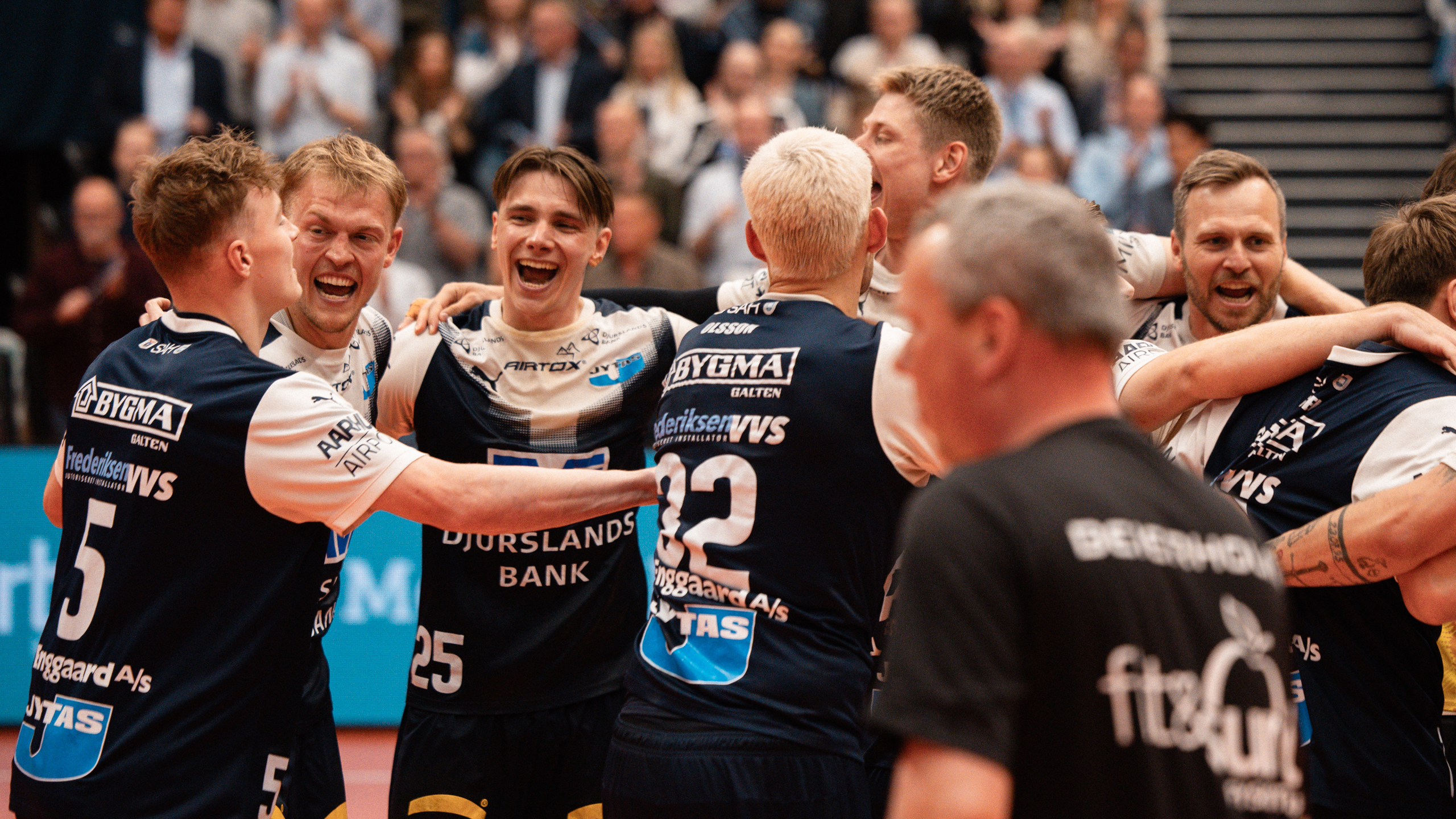 Jublende håndboldspillere fra Skanderborg AGF Håndbold