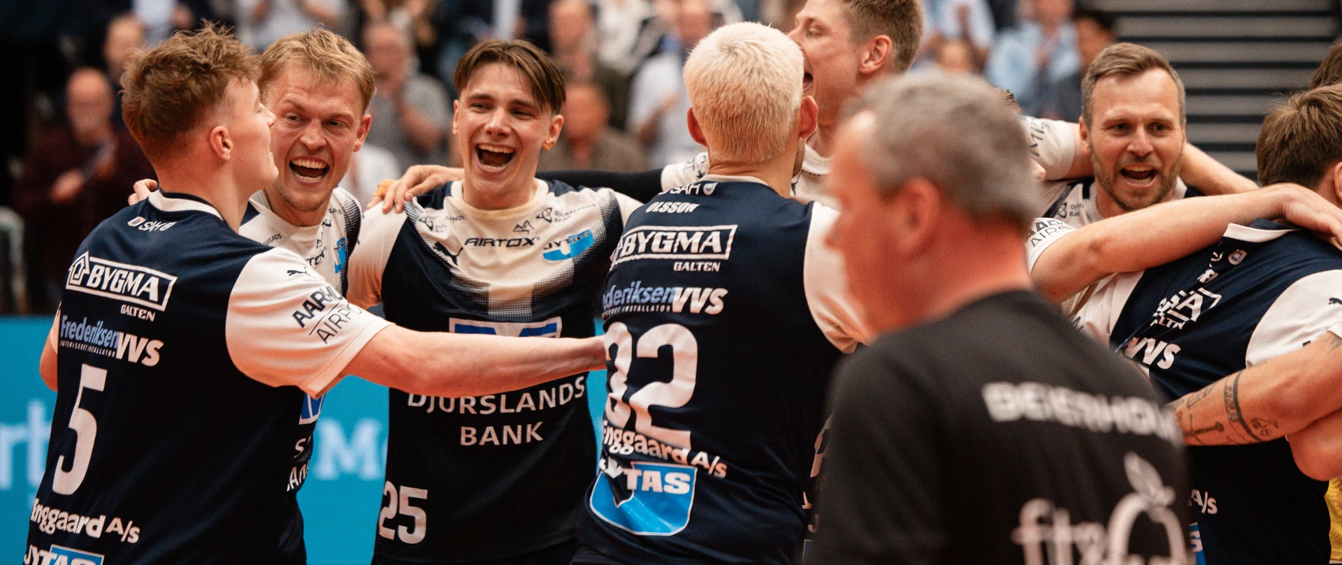 Jublende håndboldspillere fra Skanderborg AGF Håndbold