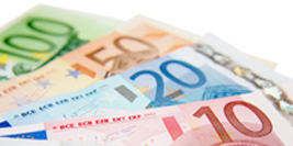 Euro sedler ligger spredt ud. 