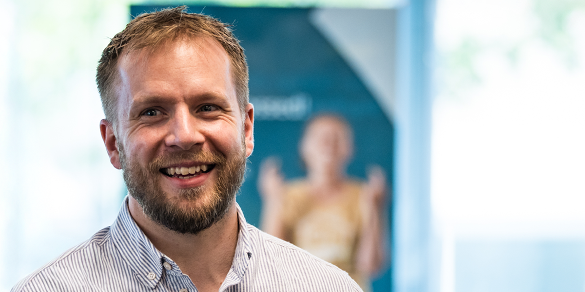 Smilende imødekommende ung mand