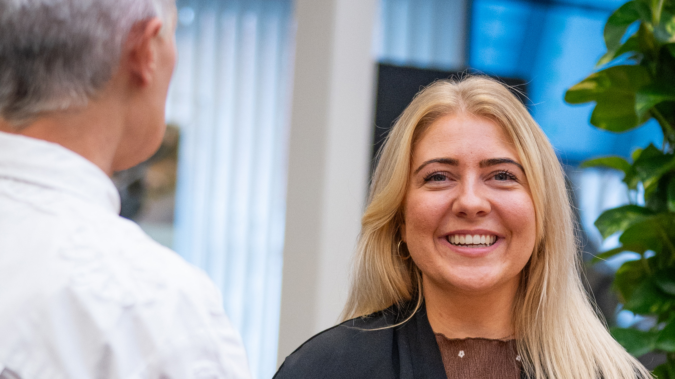 En smilende ung kvindelig rådgiver fra Djurslands Bank. 