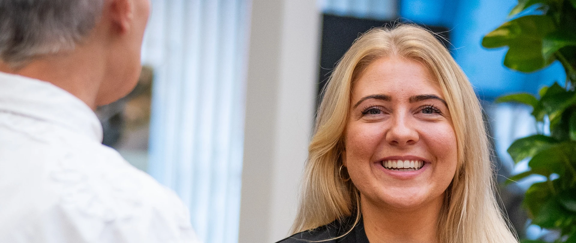 En smilende ung kvindelig rådgiver fra Djurslands Bank.