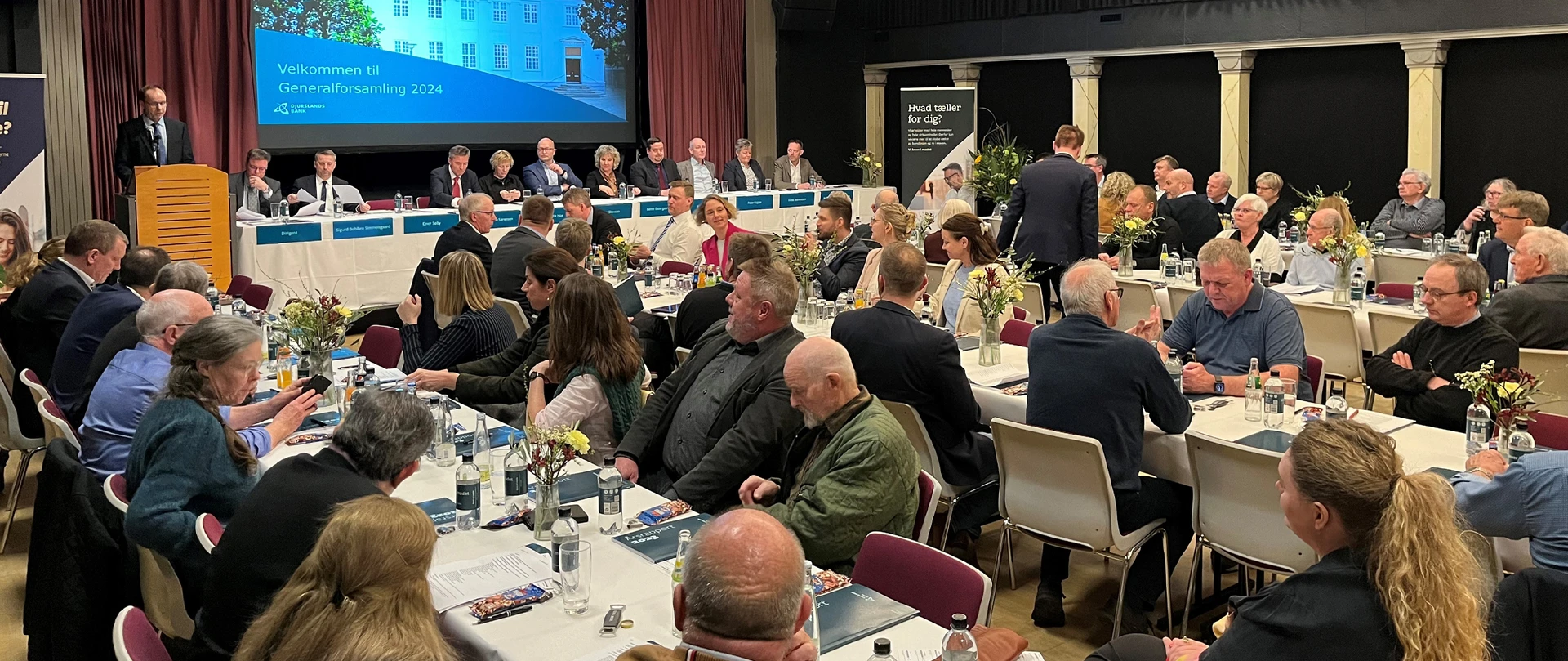 Billede fra generalforsamling i Djurslands Bank 2024.