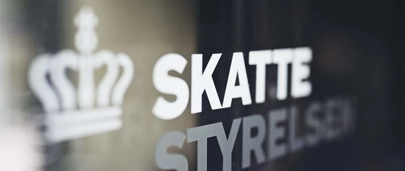 Skattestyrelsens logo på en rude