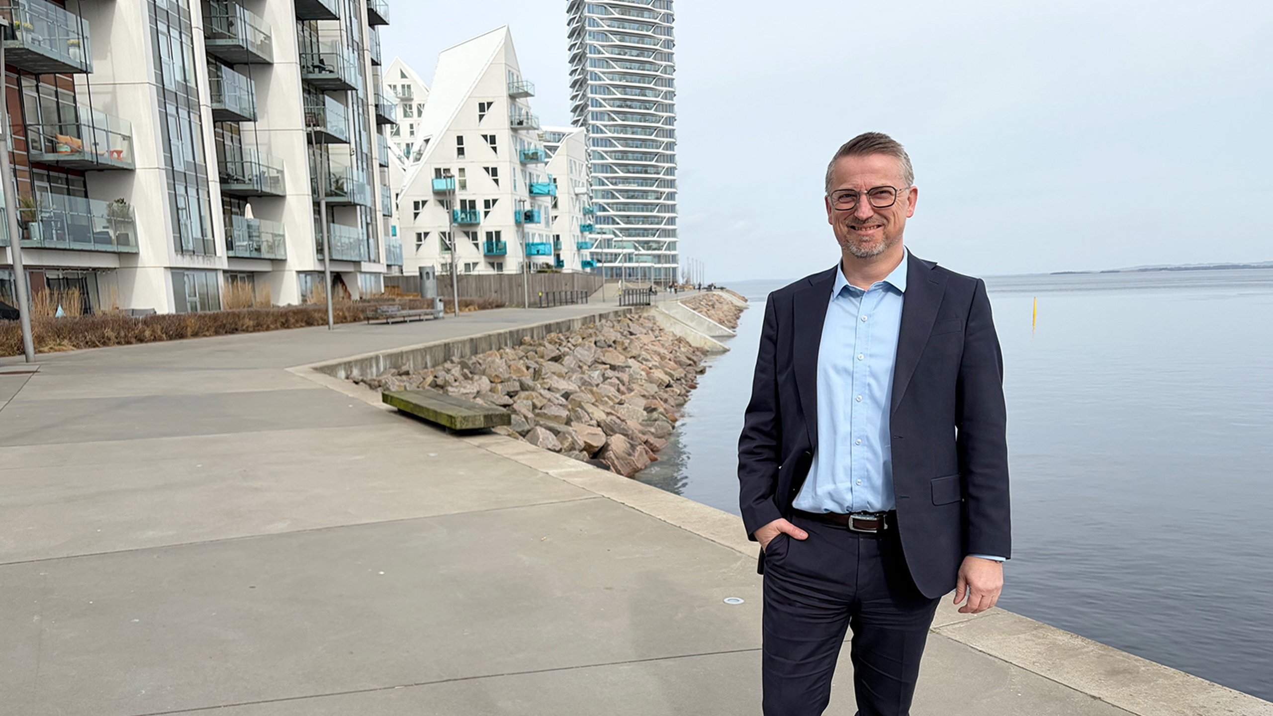 Sigurd Bohlbro Simmelsgaard, Adm. Direktør, CEO i Djurslands Bank med Aarhus Ø i baggrunden.