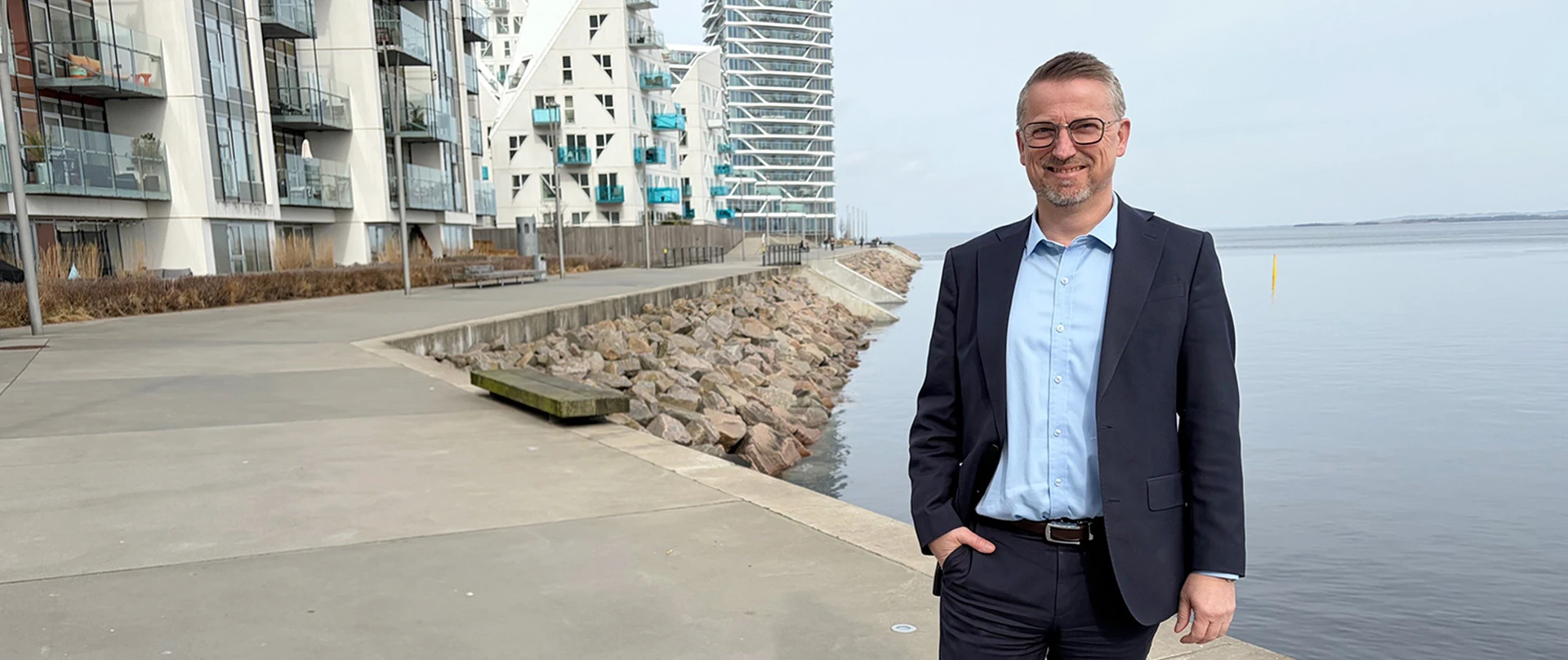 Sigurd Bohlbro Simmelsgaard, Adm. Direktør, CEO i Djurslands Bank med Aarhus Ø i baggrunden.