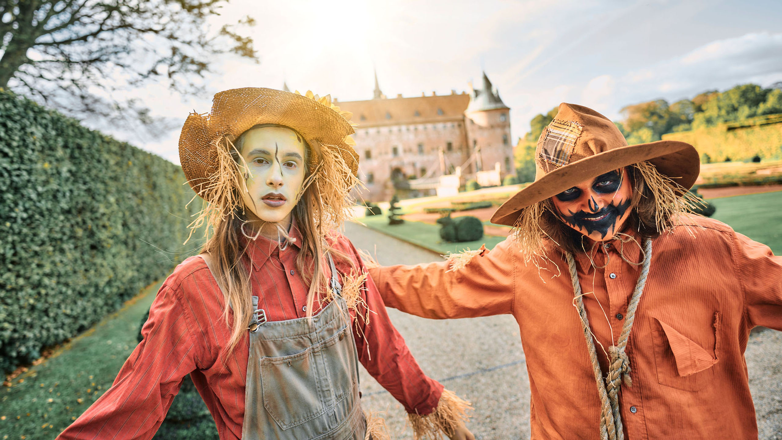 Få rabat på forlystelser i hele Danmark. Her billede af to Halloweenudklædte kvinder med Egeholm Slot i baggrunden.