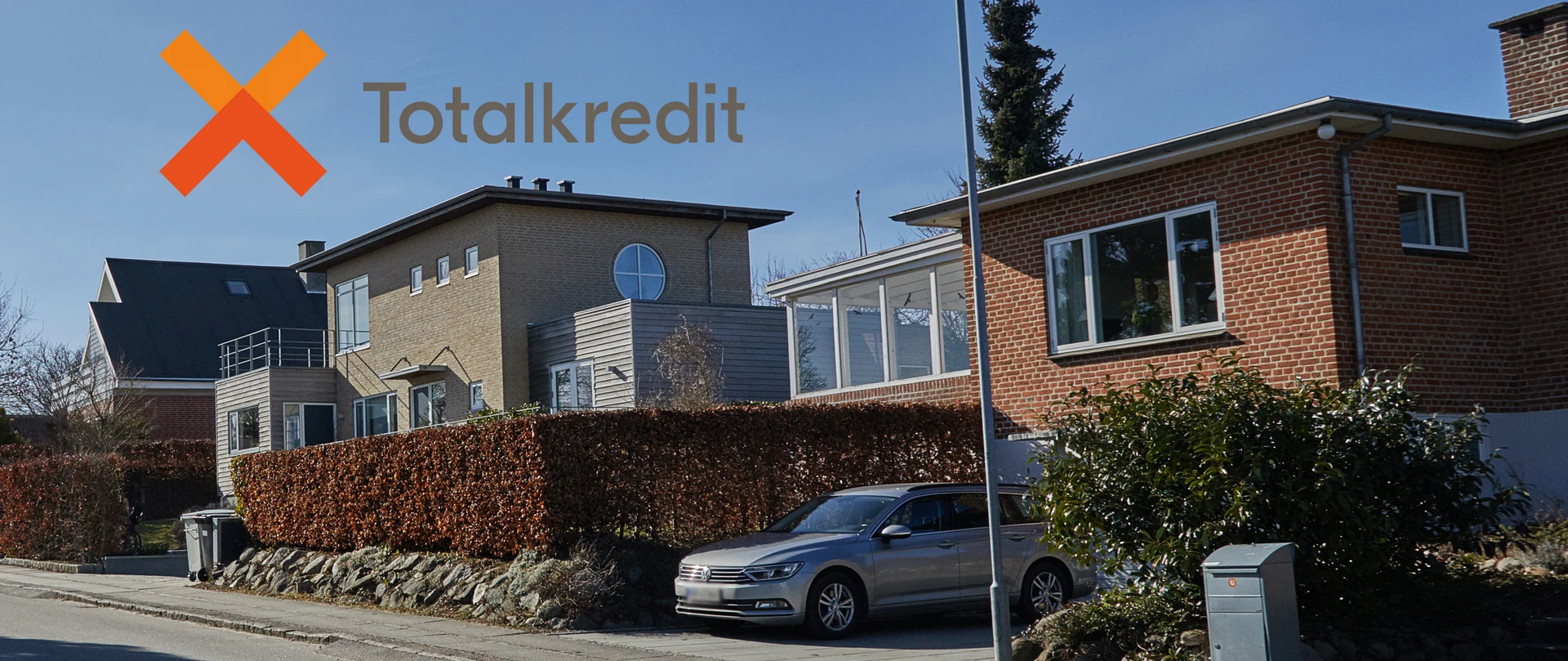 Billede af villavej. Totalkreditlogo på himlen.