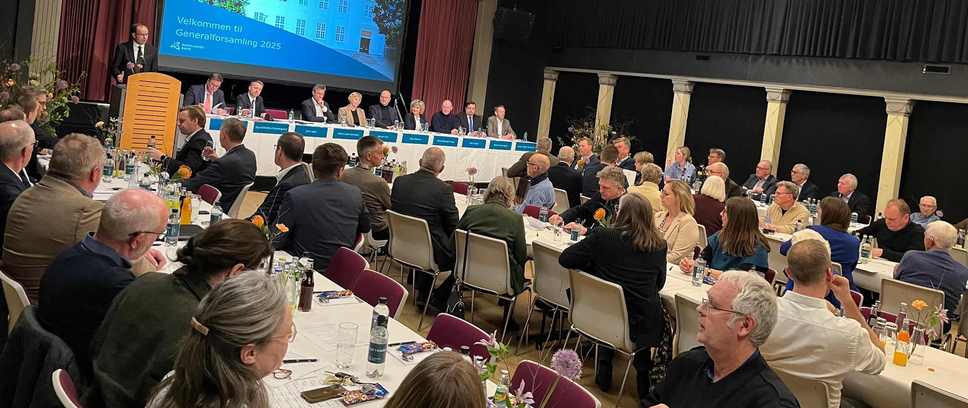 Billede fra generalforsamling i Djurslands Bank 2025.