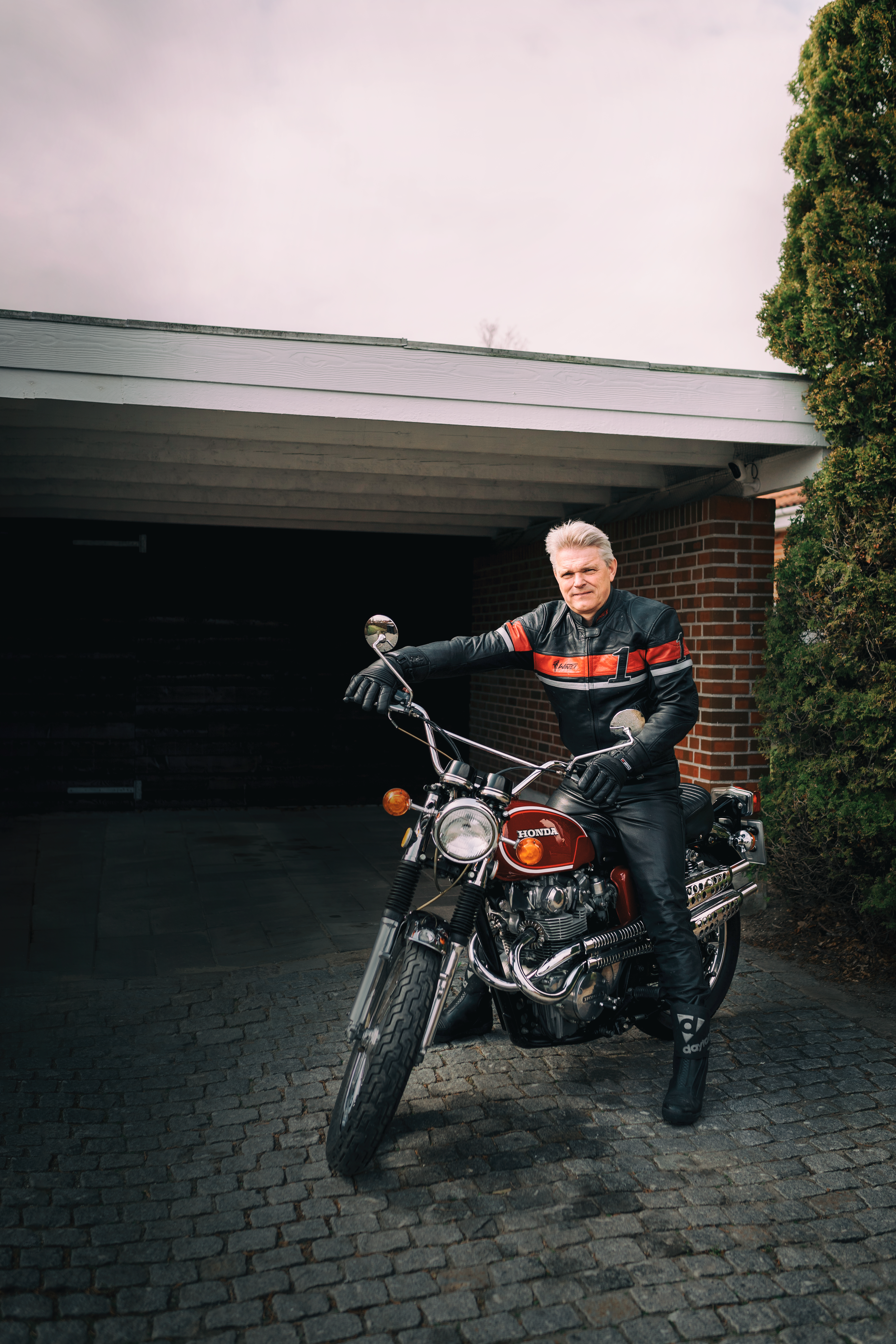 En mand på sin store røde motorcykel. 