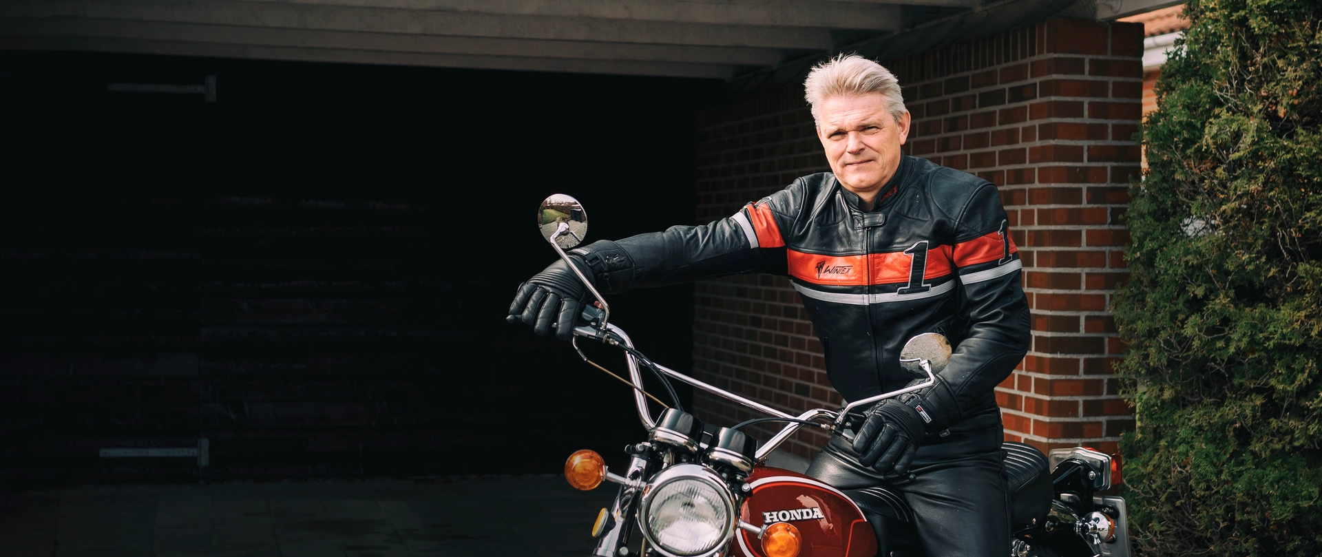 En mand på sin store røde motorcykel.