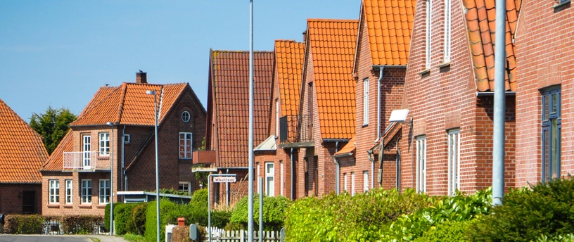 Billede af en villavej i sommeren